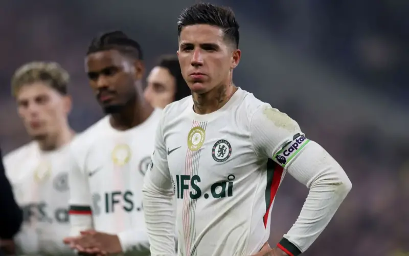 لاعبو تشيلسي يتمردون على إنزو فرنانديز بعد انفجارات غضبه وسط تراجع مستواه وتردده بشأن الانتقال إلى ريال مدريد.